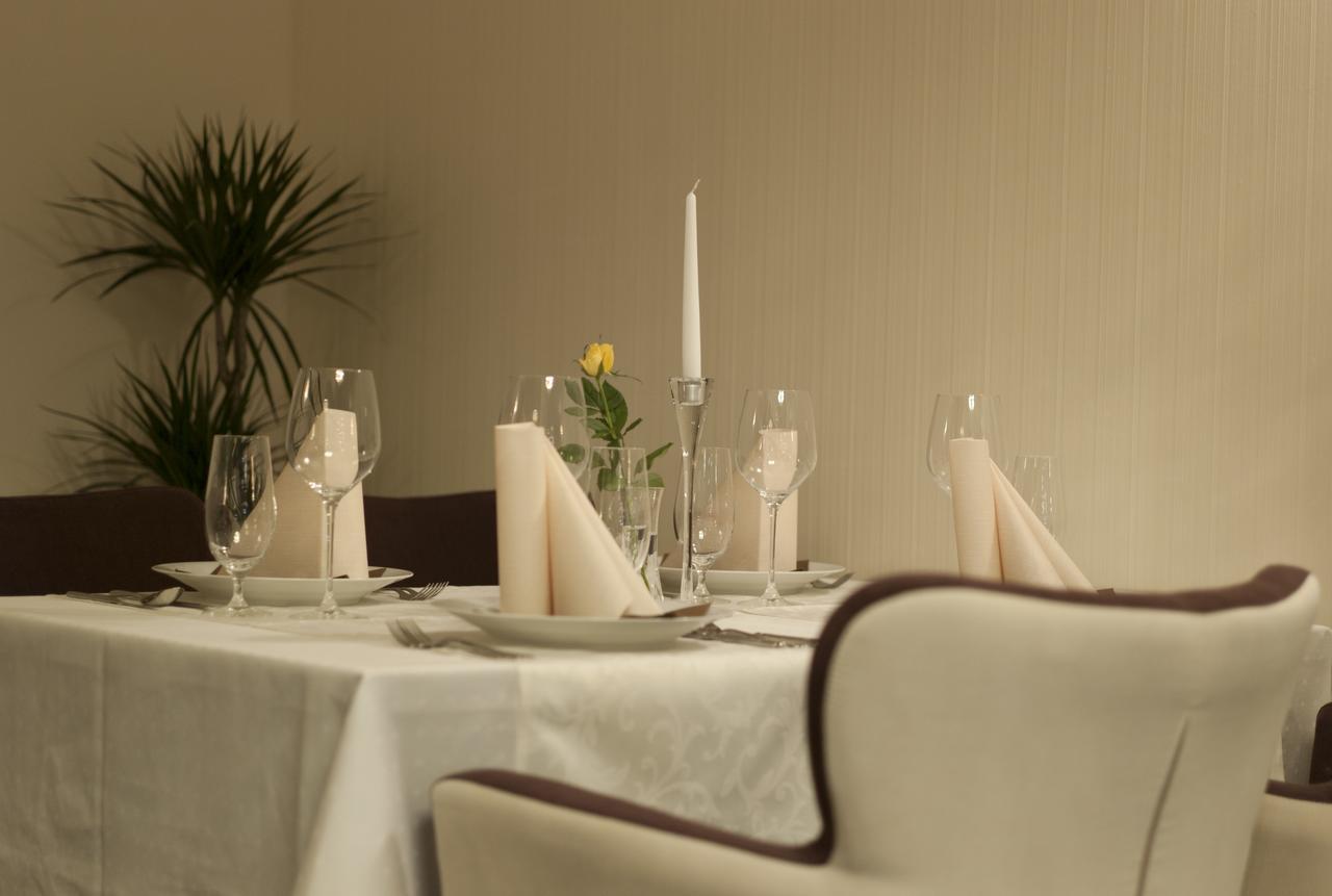 Wellness Hotel Loewe Pöstyén Kültér fotó