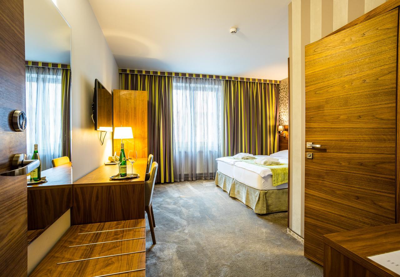 Wellness Hotel Loewe Pöstyén Kültér fotó