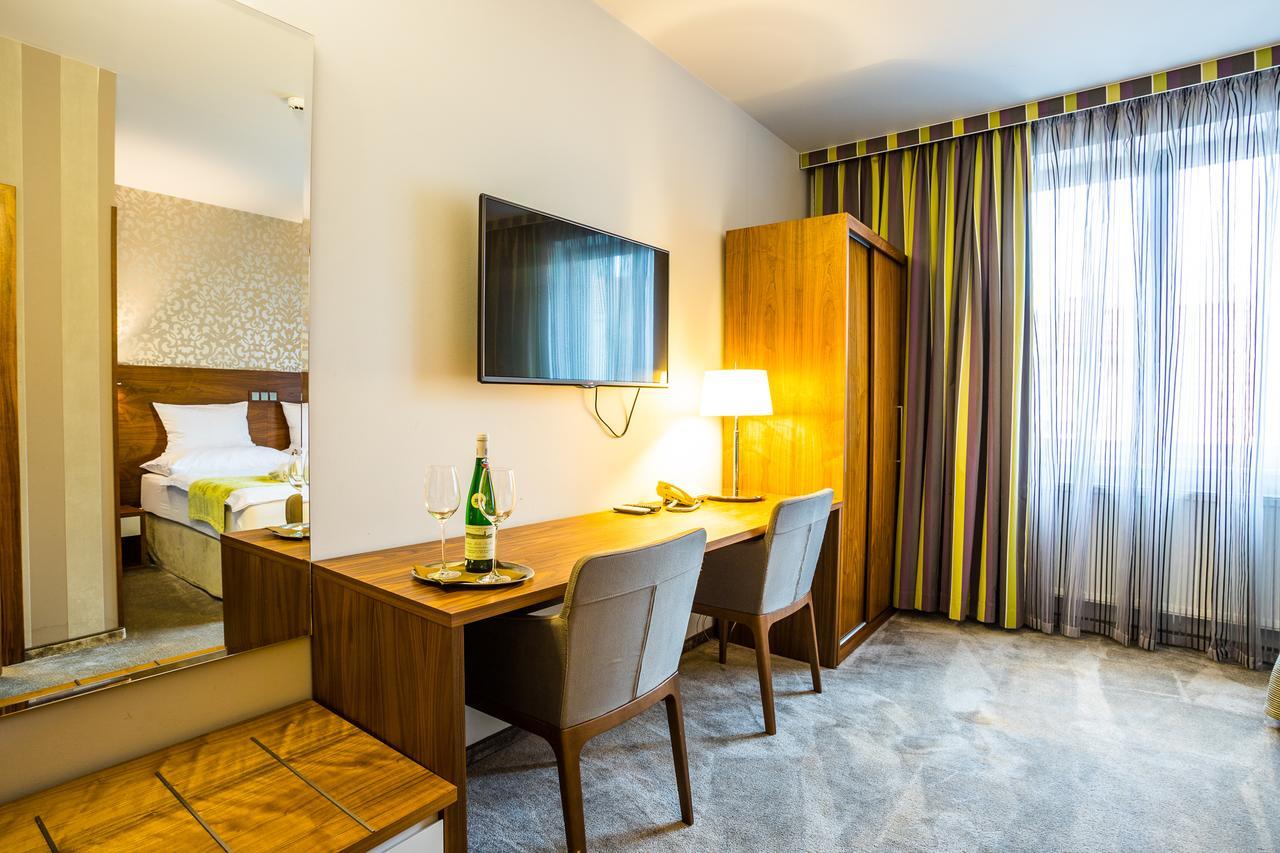 Wellness Hotel Loewe Pöstyén Kültér fotó