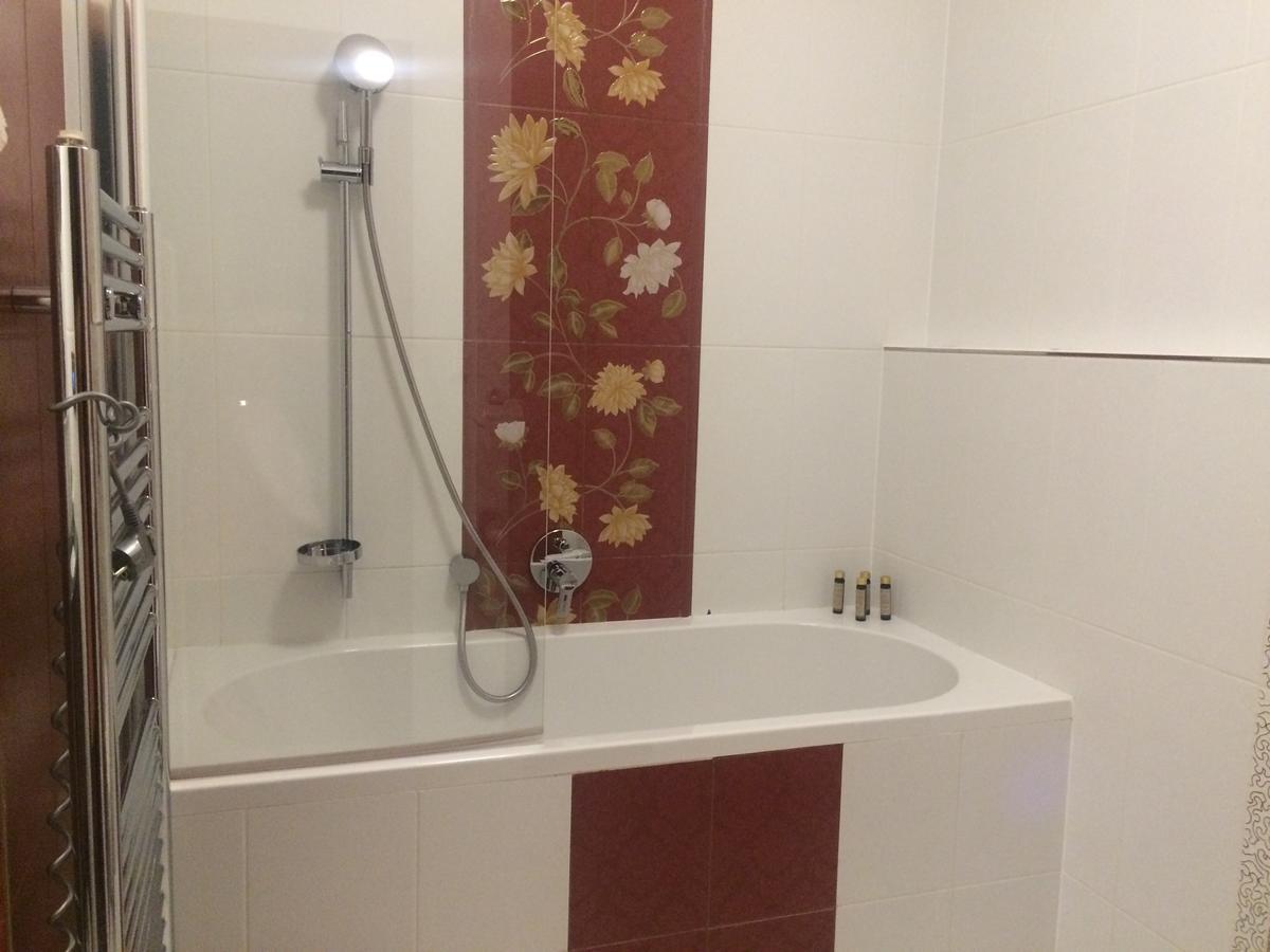 Wellness Hotel Loewe Pöstyén Szoba fotó